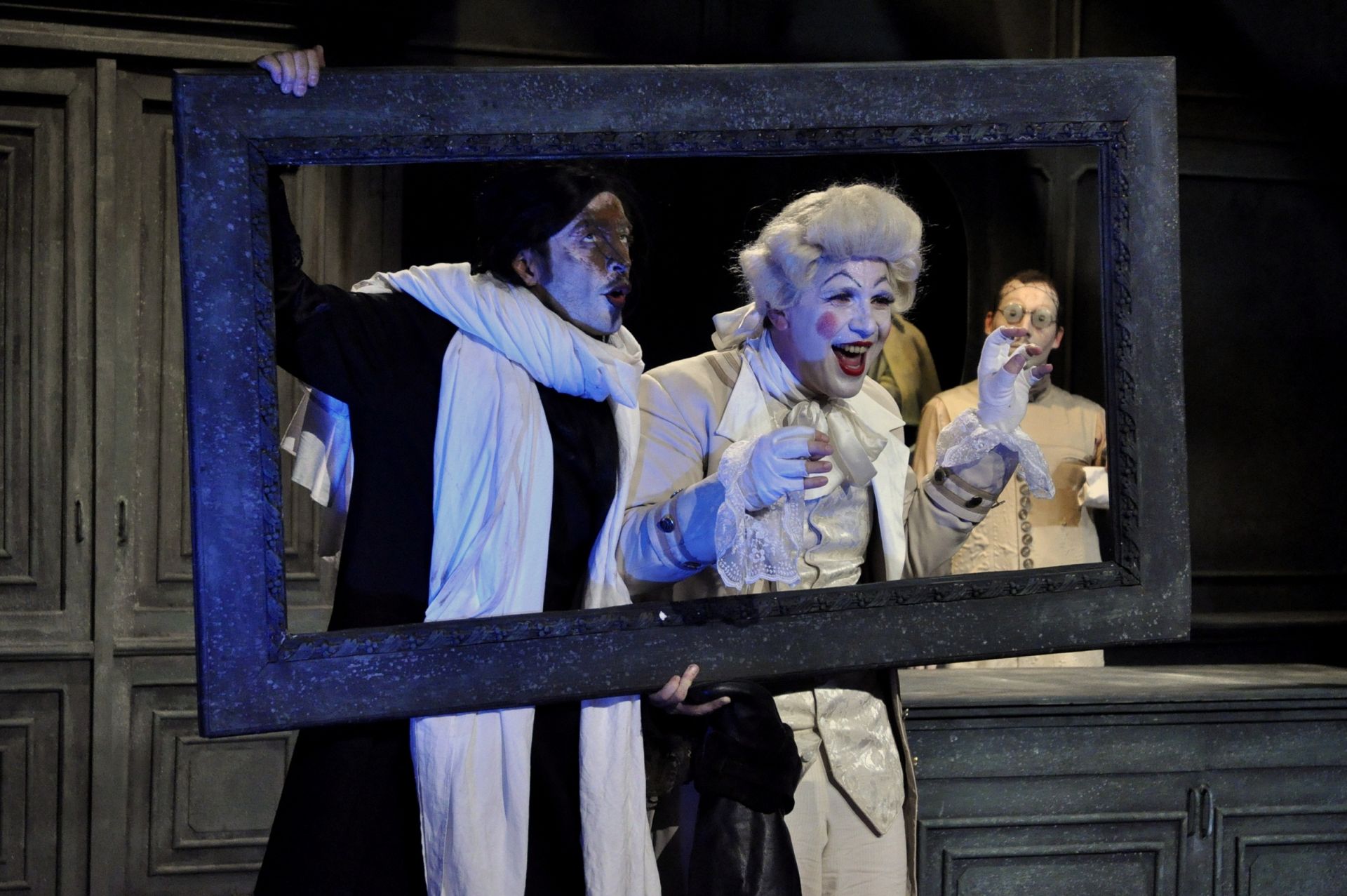 Moricz_Zsigmond_Szinhaz_Nyiregyhaza_Az_ozvegy_Karnyone_es_a_ket_szeleburdiak_foto_02_Karadi_Homonyik