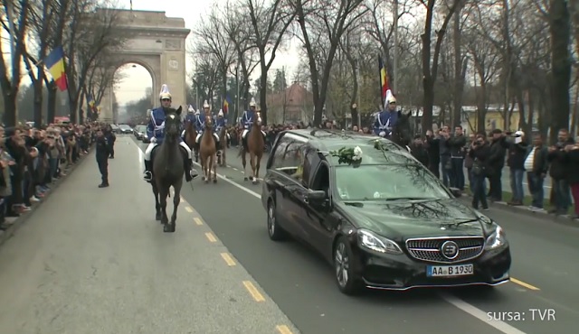 Lovas csendőrök kísérik a király koporsóját a diadalívtől a Băneasa állomás fele