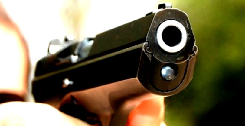 Fejbe lőtte rendőr kedvesét és magát is megsebesítette egy nő, miután elsült a kezében a férfi fegyvere