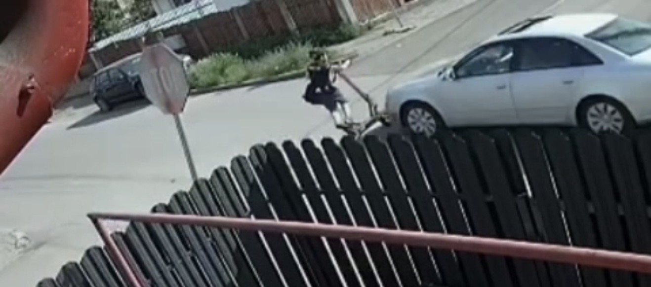 Drámai baleset Marosvásárhelyen: több métert repült egy 10 éves fiú, miután autónak csapódott rollerével